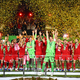 Manuel Neuer stemmt den DFB-Pokal in die Höhe.  - Foto: Tom Weller/dpa