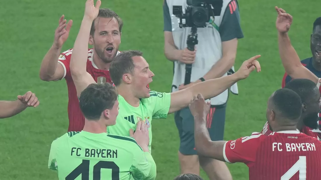 Manuel Neuer feiert mit seinen Bayern-Kollegen den Pokalsieg.  - Bild: Soeren Stache/dpa