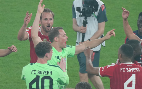 Manuel Neuer feiert mit seinen Bayern-Kollegen den Pokalsieg.  - Foto: Soeren Stache/dpa