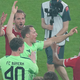 Manuel Neuer feiert mit seinen Bayern-Kollegen den Pokalsieg.  - Foto: Soeren Stache/dpa