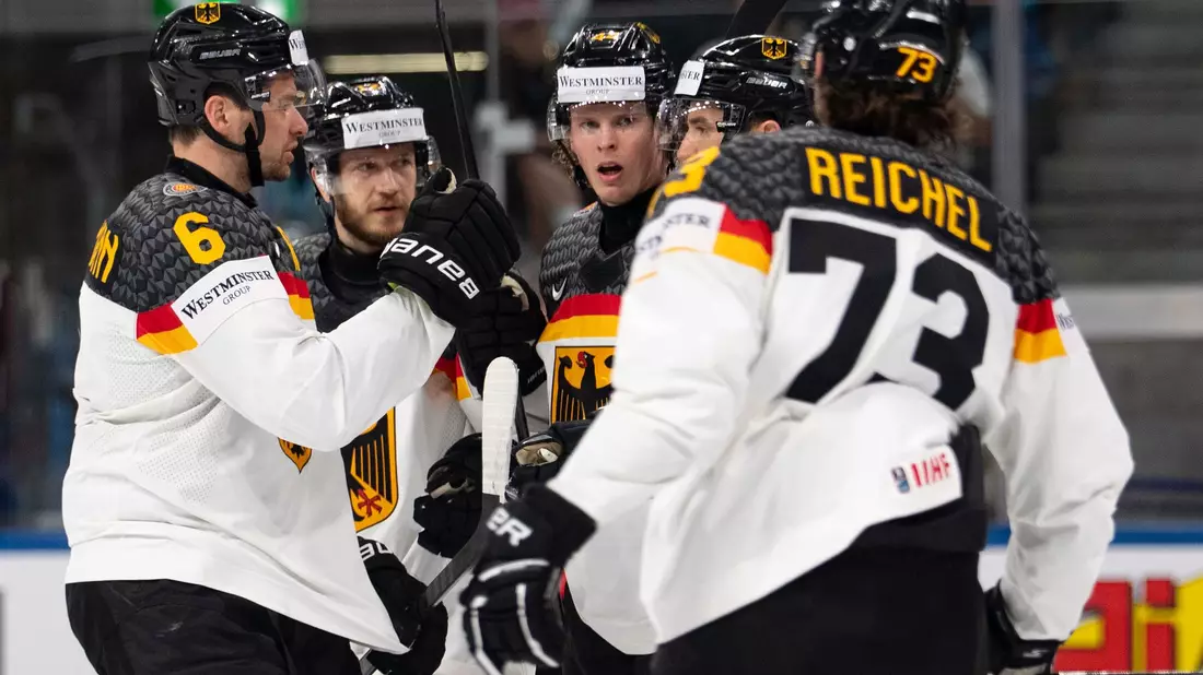 Die Eishockey-Nationalmannschaft freut sich über den zweiten Erfolg bei der Eishockey-WM. - Bild: Claudio Thoma/KEYSTONE/dpa