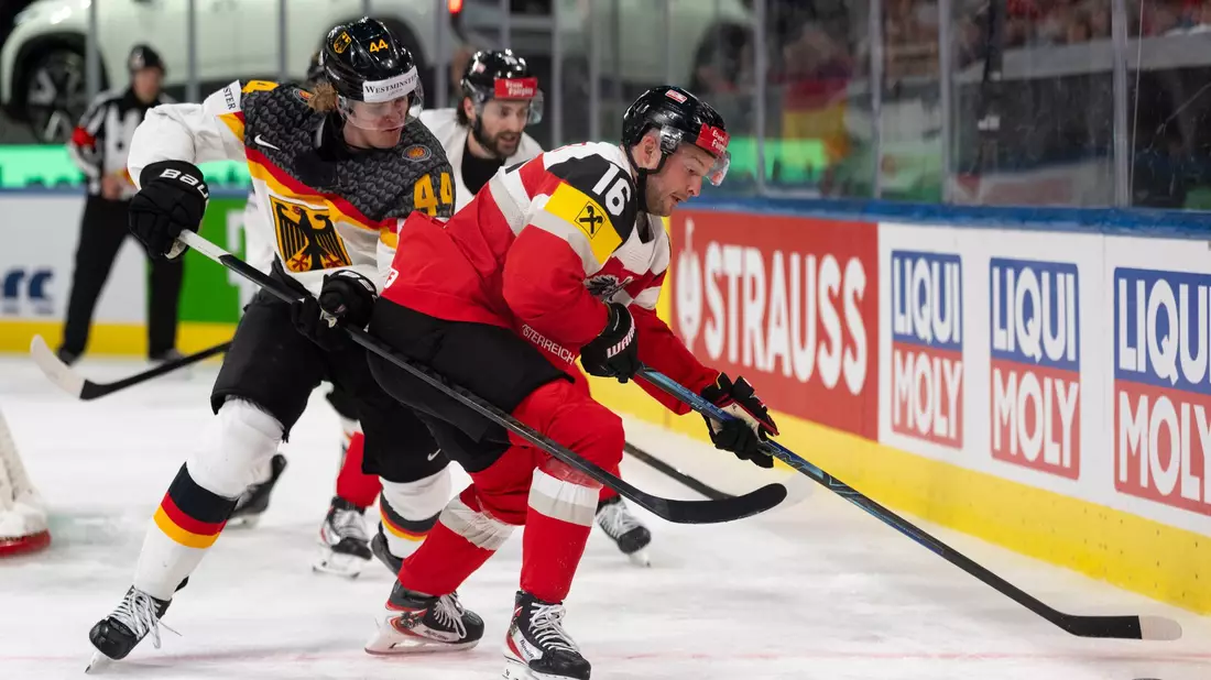 Deutschland und Österreich lieferten sich ein physisches Spiel bei der Eishockey-WM. - Bild: Claudio Thoma/KEYSTONE/dpa
