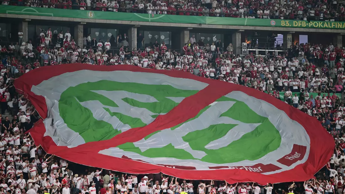 Fans protestieren beim Pokalfinale gegen den DFB.  - Bild: Sebastian Gollnow/dpa