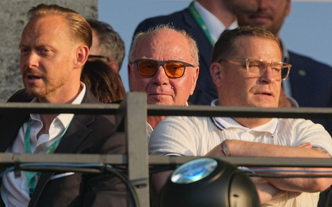 Max Eberl (r) verfolgt das Pokalfinale auf der Tribüne. Links hinter ihm Ehrenpräsident Uli Hoeneß.  - Foto: Michael Kappeler/dpa