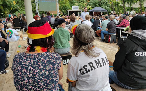 Public Viewing im Berliner Biergarten BRLO (Archiv) - Foto: via dts Nachrichtenagentur