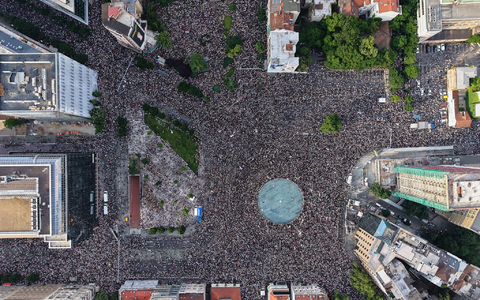 Zehntausende Menschen demonstrierten in Belgrad für vorgezogene Neuwahlen in Serbien.  - Foto: Armin Durgut/AP/dpa