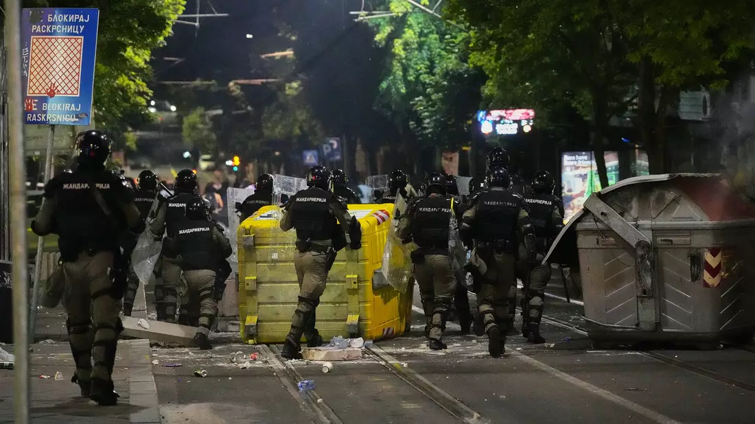 Am Rande der Kundgebung kam es zu Ausschreitungen.  - Bild: Darko Vojinovic/AP/dpa