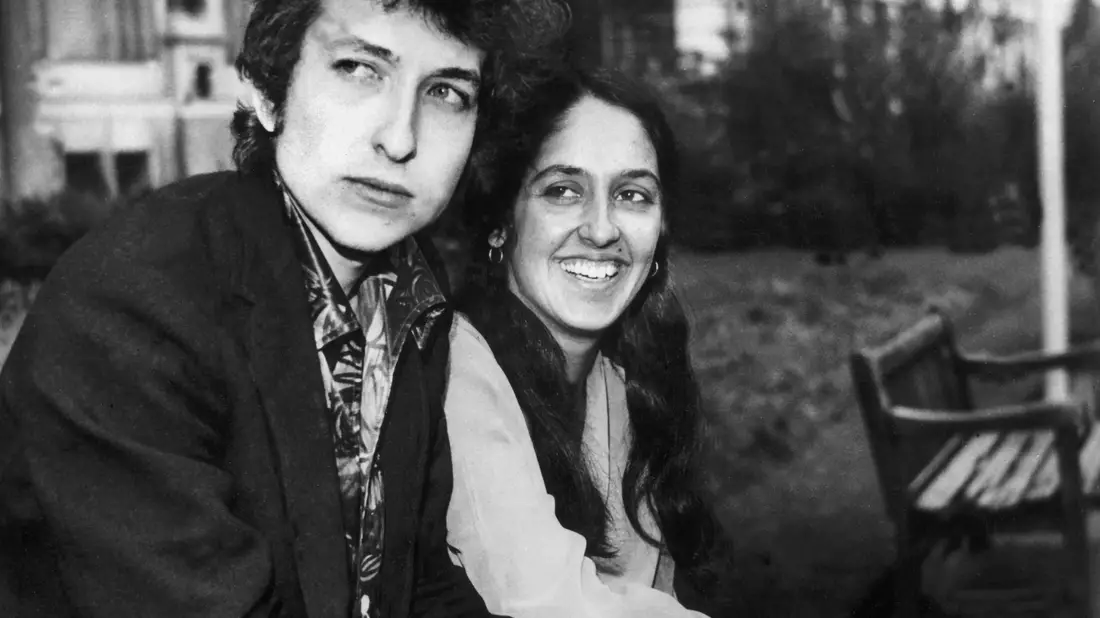 Diese Aufnahme von 1965 zeigt den jungen Dylan und seine Kollegin Joan Baez.  - Bild: UPI/dpa