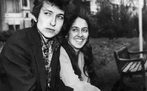 Diese Aufnahme von 1965 zeigt den jungen Dylan und seine Kollegin Joan Baez.  - Foto: UPI/dpa