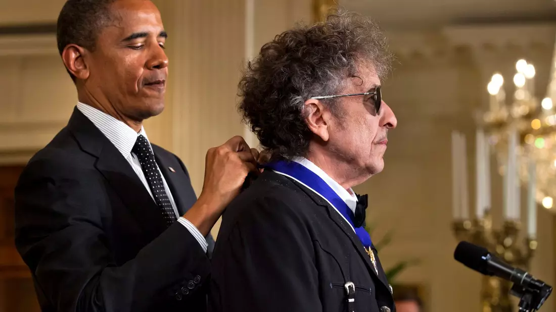 Der damalige US-Präsident Barack Obama zeichnete Dylan 2012 persönlich mit der Freiheitsmedaille aus. (Archivbild)  - Bild: picture alliance / dpa