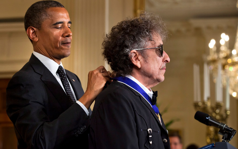 Der damalige US-Präsident Barack Obama zeichnete Dylan 2012 persönlich mit der Freiheitsmedaille aus. (Archivbild)  - Foto: picture alliance / dpa