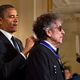 Der damalige US-Präsident Barack Obama zeichnete Dylan 2012 persönlich mit der Freiheitsmedaille aus. (Archivbild)  - Foto: picture alliance / dpa