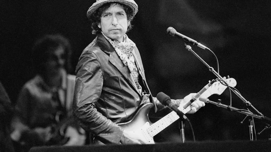Dieses Foto von 1984 zeigt den Musiker im St. Jakob-Park Stadion auf der Bühne. (Archivbild)  - Bild: Str/KEYSTONE/epa/dpa