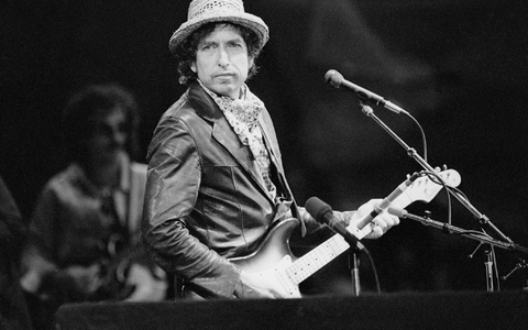 Dieses Foto von 1984 zeigt den Musiker im St. Jakob-Park Stadion auf der Bühne. (Archivbild)  - Foto: Str/KEYSTONE/epa/dpa