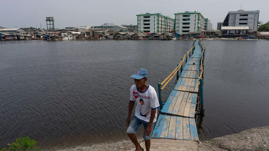 Das Viertel Muara Baru von Jakarta liegt unter dem Meeresspiegel und ist oft von Überschwemmungen betroffen. - Bild: Fauzan Ijazah/dpa