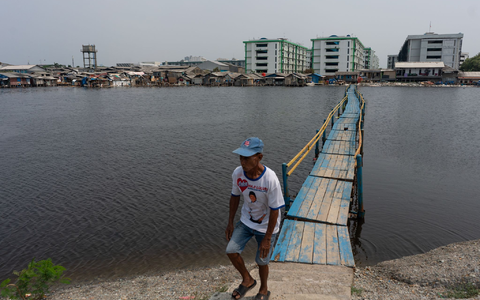 Das Viertel Muara Baru von Jakarta liegt unter dem Meeresspiegel und ist oft von Überschwemmungen betroffen. - Foto: Fauzan Ijazah/dpa
