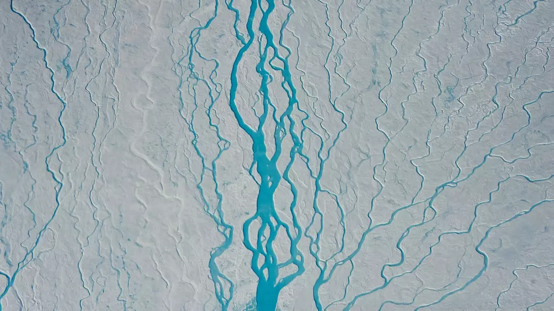 Schmelzwasserflüsse im grönländischen Inlandeis.  - Bild: Sepp Kipfstuhl/Alfred-Wegener-Institut, Helmhol/dpa