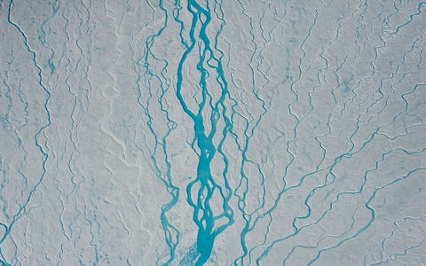 Schmelzwasserflüsse im grönländischen Inlandeis.  - Foto: Sepp Kipfstuhl/Alfred-Wegener-Institut, Helmhol/dpa