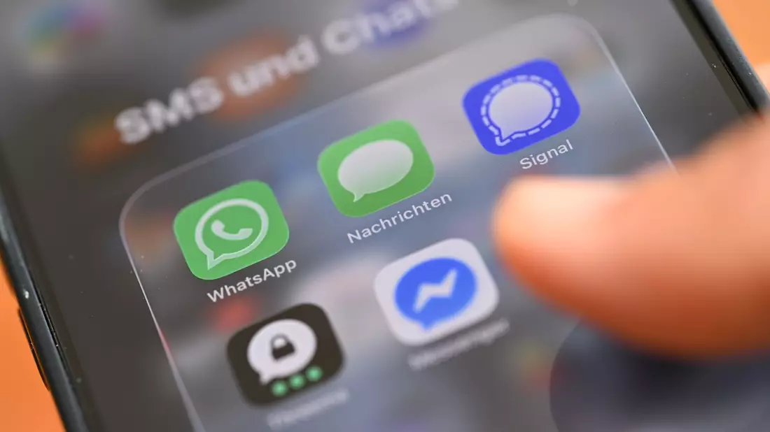 Was tun - eine SMS schicken oder doch lieber einen Chatdienst nutzen?  - Bild: Wolf von Dewitz/dpa