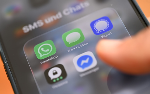 Was tun - eine SMS schicken oder doch lieber einen Chatdienst nutzen?  - Foto: Wolf von Dewitz/dpa