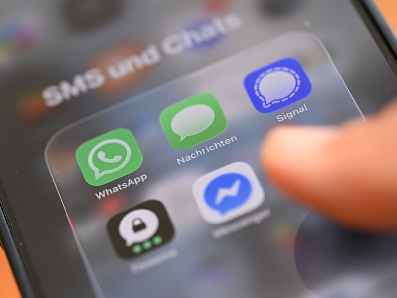Was tun - eine SMS schicken oder doch lieber einen Chatdienst nutzen? - Foto: Wolf von Dewitz/dpa