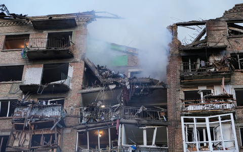 Die Behörden in Kiew sprachen von Dutzenden beschädigten Gebäuden. - Foto: Efrem Lukatsky/AP/dpa