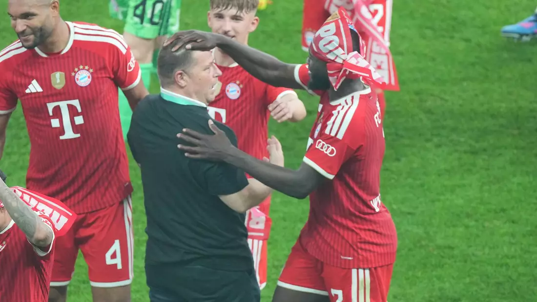 Max Eberl (M) feiert mit den Bayern-Spielern nach dem Münchner Finalsieg auf dem Platz.  - Bild: Soeren Stache/dpa