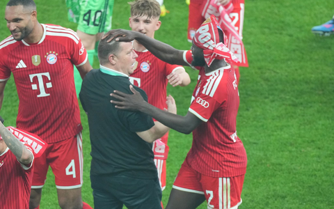 Max Eberl (M) feiert mit den Bayern-Spielern nach dem Münchner Finalsieg auf dem Platz.  - Foto: Soeren Stache/dpa