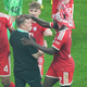 Max Eberl (M) feiert mit den Bayern-Spielern nach dem Münchner Finalsieg auf dem Platz.  - Foto: Soeren Stache/dpa