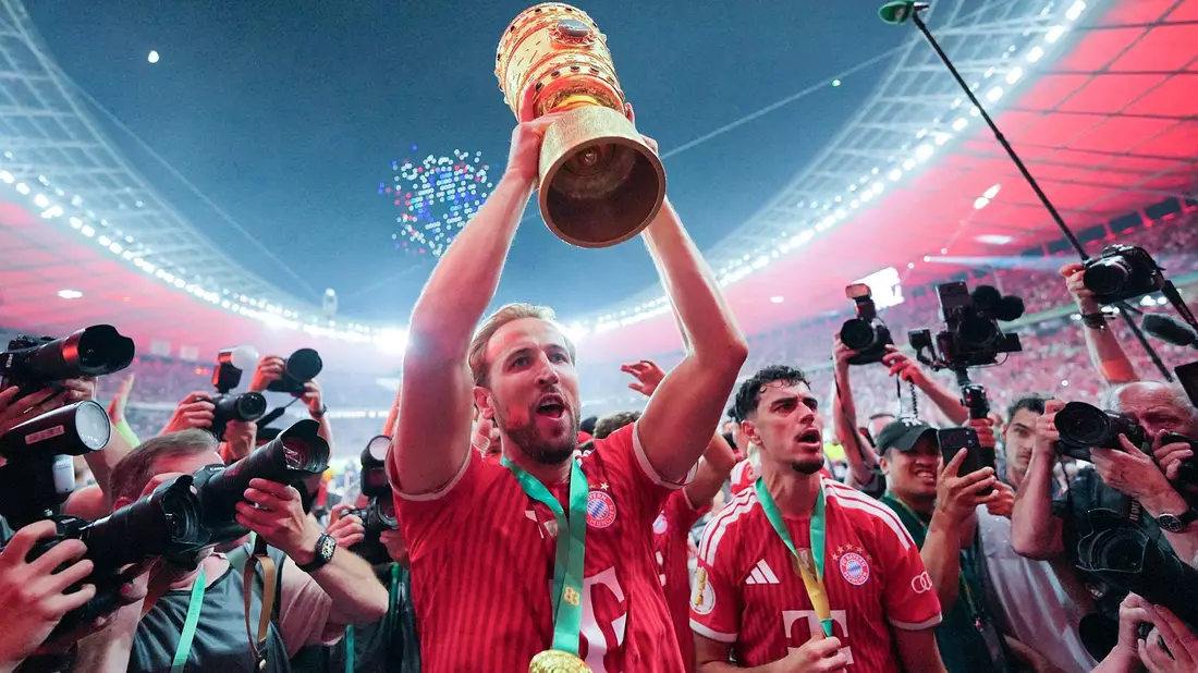 Harry Kane jubelt mit dem DFB-Pokal.  - Bild: Michael Kappeler/dpa