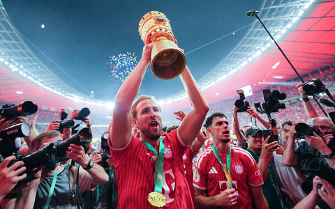 Harry Kane jubelt mit dem DFB-Pokal.  - Foto: Michael Kappeler/dpa