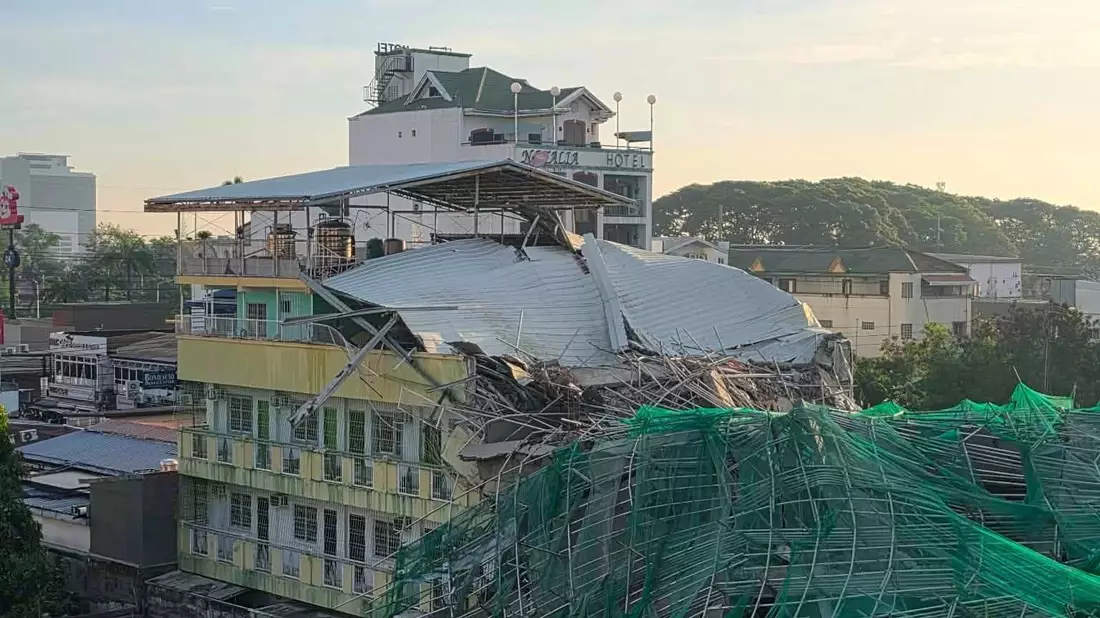 Das eingestürzte Gebäude hat sich noch im Bau befunden. - Bild: -/Informationsbüro von Angeles City/XinHua/dpa