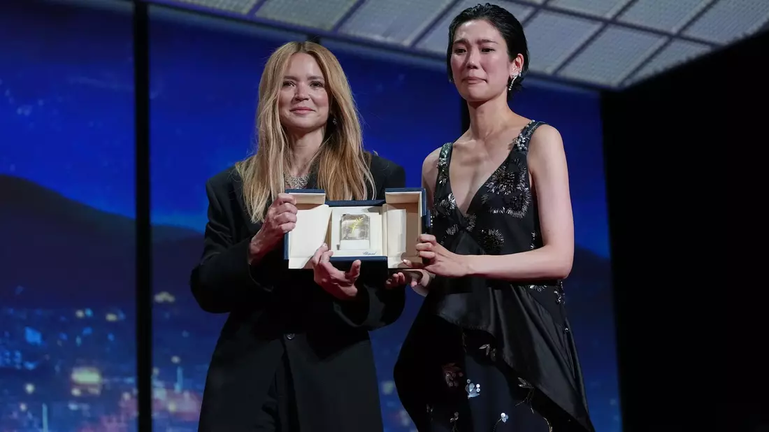 Virginie Efira (l) und Tao Okamoto wurden als beste Schauspielerinnen ausgezeichnet. - Bild: Andreea Alexandru/Invision/AP/dpa