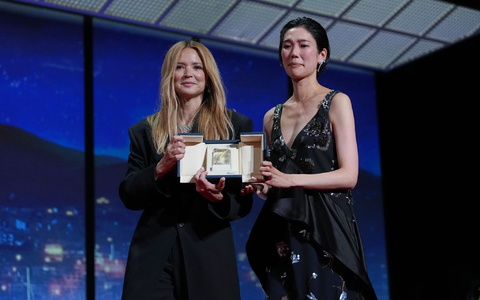Virginie Efira (l) und Tao Okamoto wurden als beste Schauspielerinnen ausgezeichnet. - Foto: Andreea Alexandru/Invision/AP/dpa
