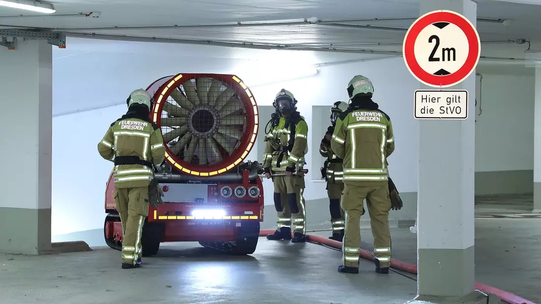 FW Dresden: Brand in einer Tiefgarage - Feuerwehr setzt Spezialtechnik zur Entrauchung ein - Bild: presseportal.de