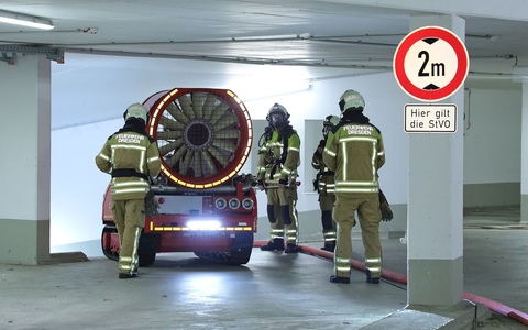 FW Dresden: Brand in einer Tiefgarage - Feuerwehr setzt Spezialtechnik zur Entrauchung ein - Foto: presseportal.de