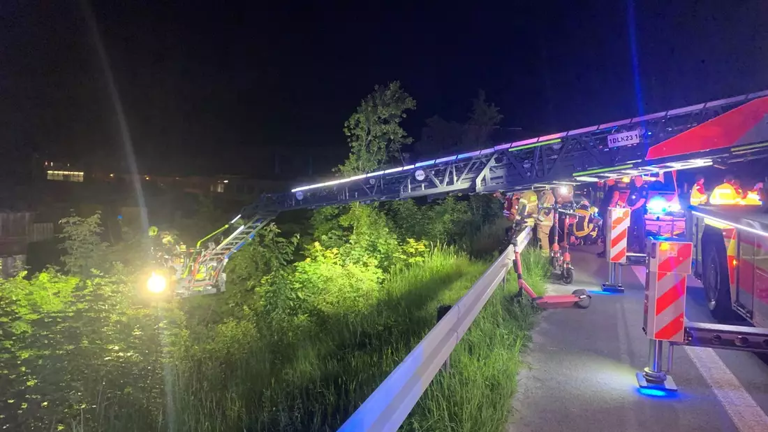 FW Paderborn: Leichtsinnige E-Scooter-Fahrt auf B64 mündet in Feuerwehreinsatz - Bild: presseportal.de