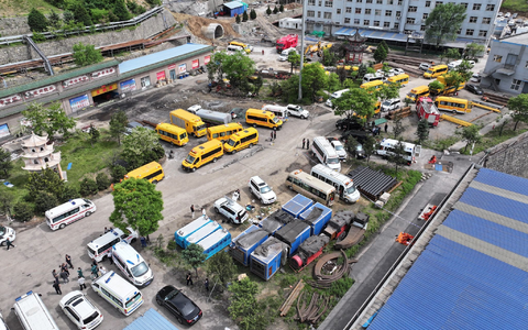 Am Unglücksort haben laut Angaben der Lokalregierung chaotische Zustände geherrscht, sodass fälschlicherweise zunächst 90 Tote gemeldet wurden. - Foto: Cao Yang/XinHua/dpa