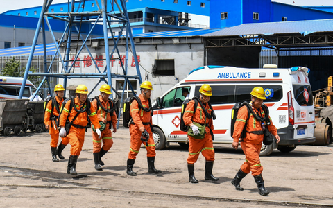 Über 700 Rettungskräfte wurden im Zuge des Unglücks mobilisiert. - Foto: Cao Yang/XinHua/dpa