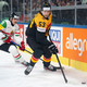 NHL-Star Moritz Seider (r) spricht nach dem drohenden deutschen Vorrunden-Aus Klartext. - Foto: Claudio Thoma/KEYSTONE/dpa
