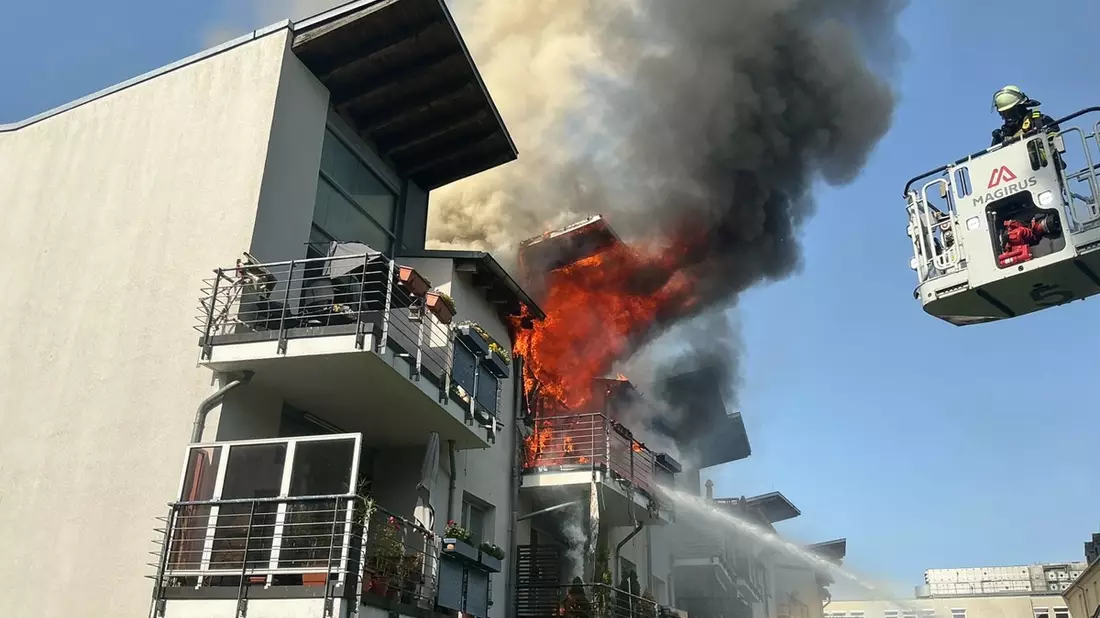 FW-E: Brand in Gebäude mit Servicewohnen für ältere Menschen - Feuerwehr Essen über mehrere Stunden im Großeinsatz - Bild: presseportal.de