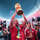 Harry Kane jubelt mit dem DFB-Pokal.  - Foto: Michael Kappeler/dpa