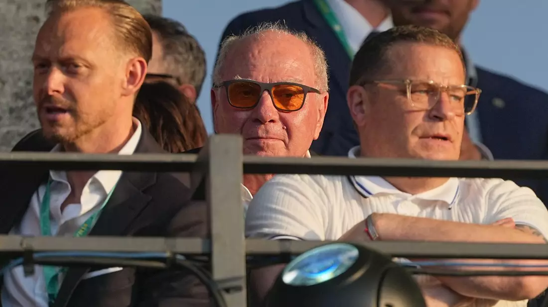 Gemeinsam im Olympiastadion auf der Tribüne: Uli Hoeneß (m) und Max Eberl (r). - Bild: Michael Kappeler/dpa