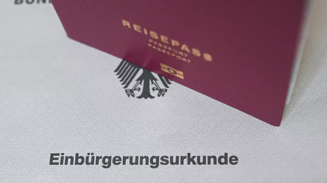 Die Zahl der Einbürgerungen ist zuletzt gestiegen. (Symbolbild) - Bild: Marijan Murat/dpa