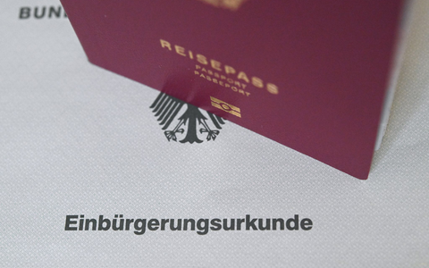 Die Zahl der Einbürgerungen ist zuletzt gestiegen. (Symbolbild) - Foto: Marijan Murat/dpa