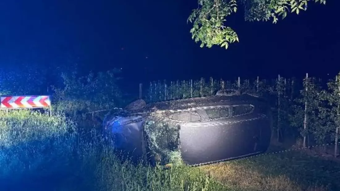 POL-STD: Autofahrer kommt unter Alkoholeinfluss mit einem nicht zugelassenen Auto von der Straße ab und Fahrzeug überschlägt sich, Polizei Horneburg sucht Unfallzeugen - Bild: presseportal.de