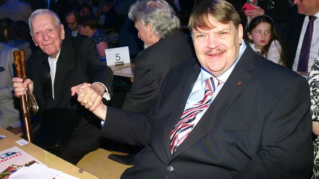 Bernd Posselt (r), Sprecher der Sudetendeutschen Volksgruppe, mit dem Schriftsteller Milan Uhde (l), dem diesjährigen Preisträger des Europäischen Karlspreises der Sudetendeutschen, an einem Tisch. - Bild: Michael Heitmann/dpa