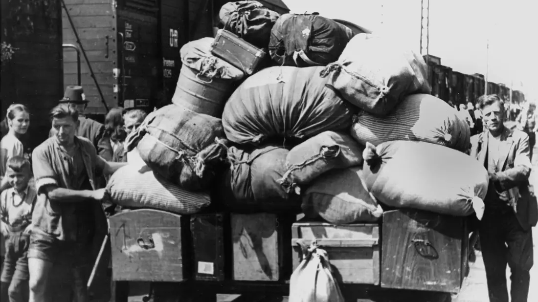 Ein Flüchtlingszug mit vertriebenen Sudetendeutschen trifft im Durchgangslager Wiesau ein. (Archivbild) - Bild: picture alliance / dpa