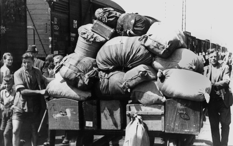 Ein Flüchtlingszug mit vertriebenen Sudetendeutschen trifft im Durchgangslager Wiesau ein. (Archivbild) - Foto: picture alliance / dpa
