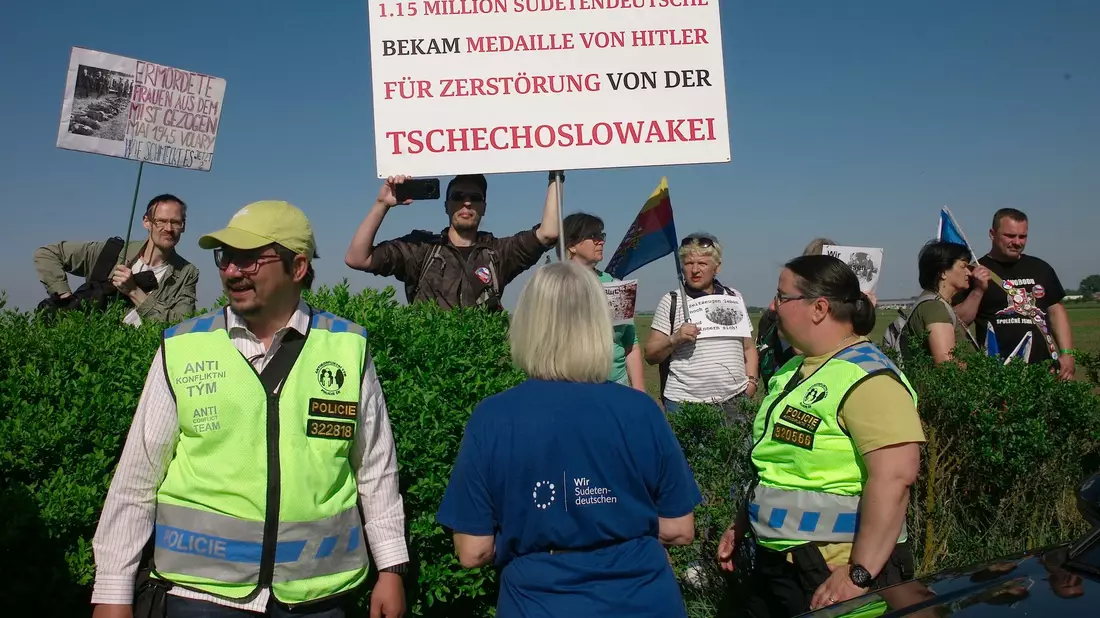 Bei einem Versöhnungsmarsch am Samstag in Kooperation mit dem Dialogfestival Meeting Brno gab es Proteste gegen das Pfingsttreffen der Sudetendeutschen. - Bild: Michael Heitmann/dpa